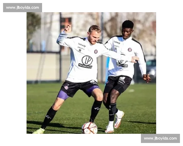 布雷斯对阵南锡赛前前瞻球队状态战术走势全面解析关键球员胜负看点深度剖析